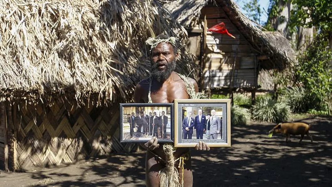 Un trib din Vanuatu îl idolatriza ca pe un zeu pe prințul Philip Credeau că e reîncarnarea unui războinic legendar - VIDEO