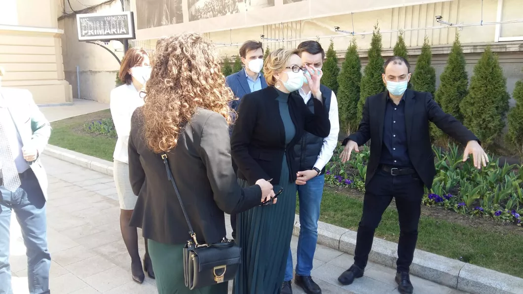 Consilierii USR-PLUS și Cosette Chichirău vor să dea afară sute de angajaţi de la Primăria Iași