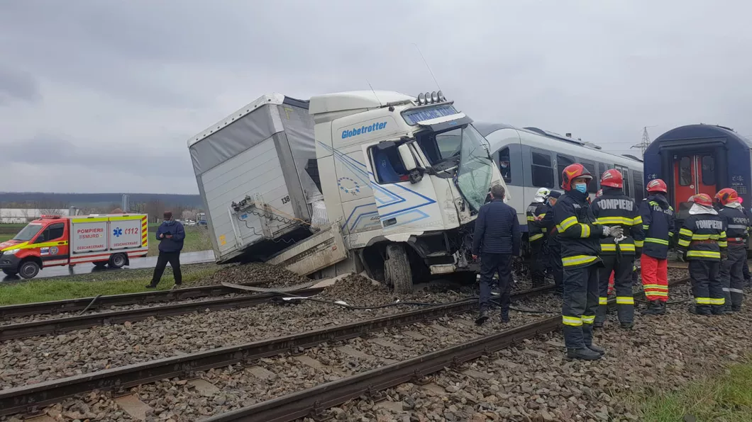 Accident feroviar în Vaslui Un TIR a fost lovit de două trenuri Există o persoană rănită - FOTO VIDEO