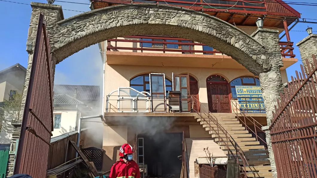 Incendiu într-o locuinţă din municipiul Iași Intervin pompierii - EXCLUSIV FOTO