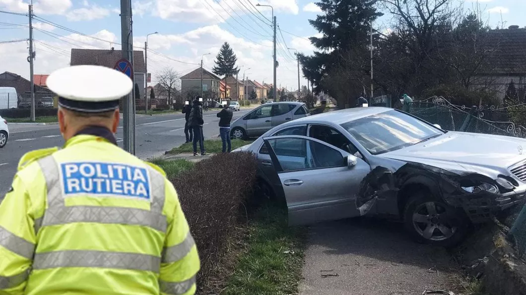 Aroganțele din weekend de la Iași. Un tânăr s-a urcat beat la volan și a intrat cu un Mercedes într-un stâlp. Nu a fost singurul șofer de ocazie