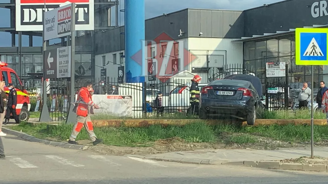 Pericol de explozie in Tudor Vladimirescu O maşină a intrat într-o ţeavă de gaze în zona Brico Depot - EXCLUSIVFOTOLIVE VIDEO