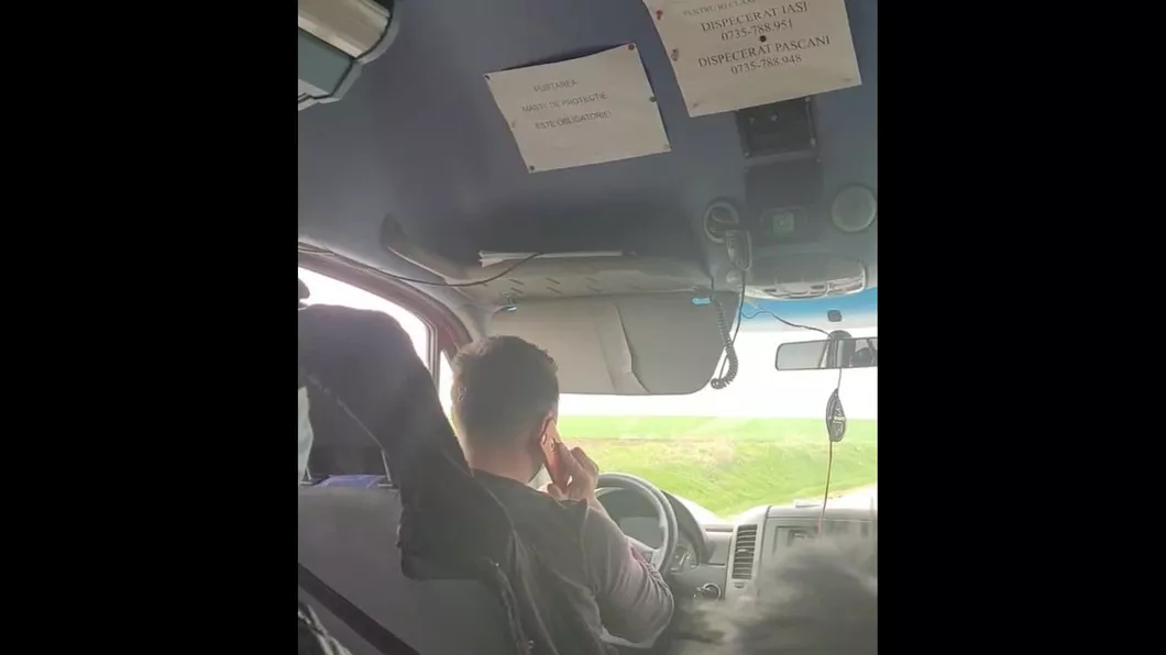 Şoferul unui microbuz deţinut de compania Intertrans conduce vorbind la telefon. Călătorii îl privesc îngrijoraţi - VIDEO