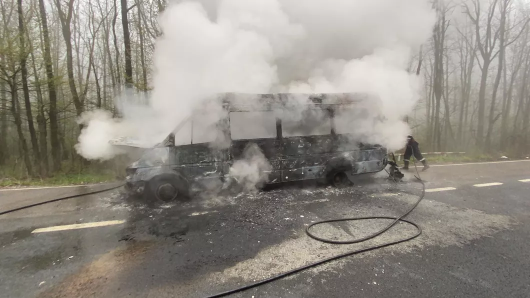 Un microbuz plin de călători care se deplasa pe ruta Iaşi - Vaslui a luat foc în mers. Pompierii intervin - EXCLUSIV FOTO VIDEO UPDATE