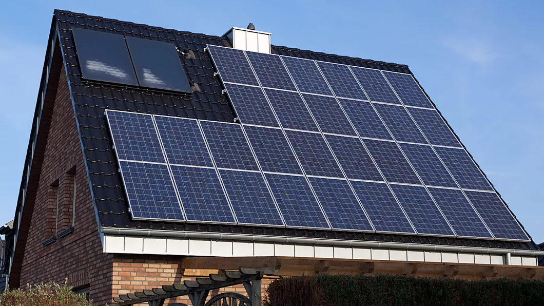 Ghidul programului Casa Verde Fotovoltaice a fost modificat. Ieșenii pot să-și schimbe instalatorul care montează panourile fotovoltaice în baza unei cereri