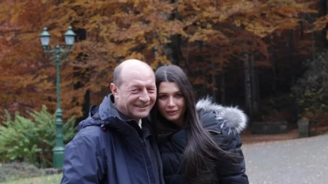 Elena Băsescu angajată în Parlament Cu ce se ocupă fata cea mică a lui Traian Băsescu şi ce salariu generos încasează
