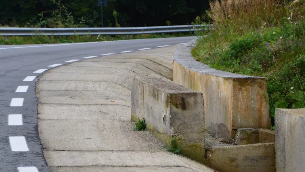 Un şofer din Botoşani băut şi fără permis de conducere şi-a avariat maşina. Bărbatul a intrat într-un cap de pod şi a adormit