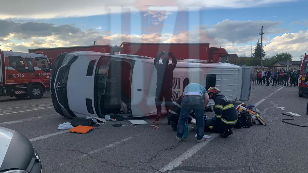 Accident grav în această seară la Iași Un microbuz a fost izbit de un TIR. Sunt 13 victime A fost activat planul roșu de intervenție - EXCLUSIV  UPDATE  LIVE VIDEO  GALERIE FOTO