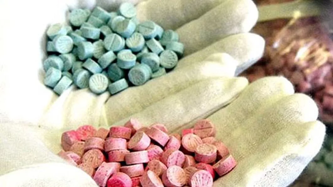 Droguri de mare risc aduse de peste graniță la Iași Cristale de ecstasy și amfetamină descoperite la percheziții Ieșeanul pus pe burtă de mascați