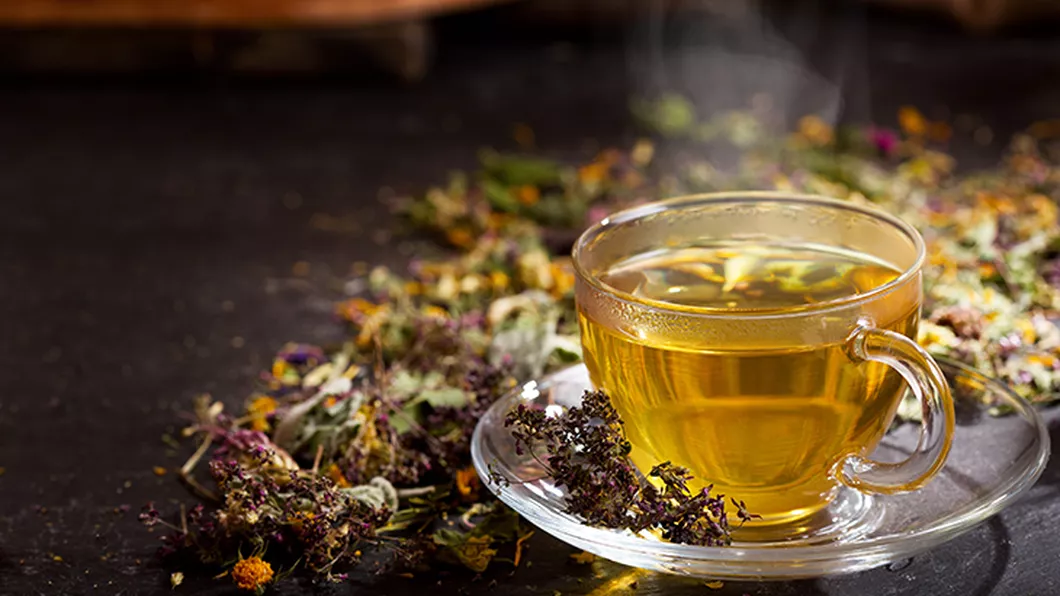 Patru ceaiuri din plante care-ți curăță plămâni