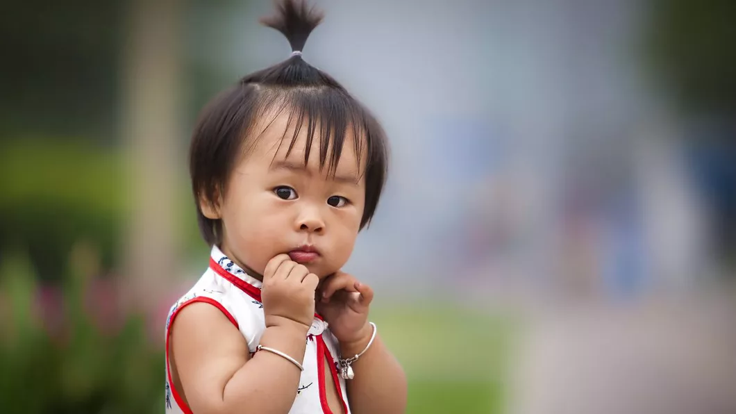 Decizie neașteptată în China Un cuplu este autorizat să aibă trei copii. Statul din Asia de Est suprimă limita de doi copii pe familie