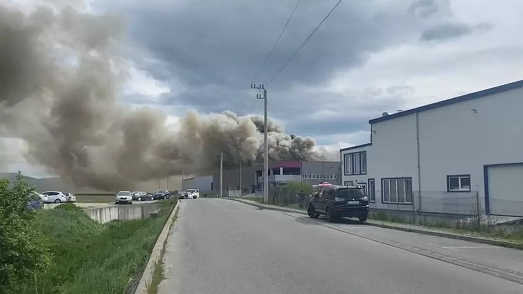 Incendiu violent la o fabrică de hârtie igienică din județul Cluj. Pompierii au intervenit de urgență