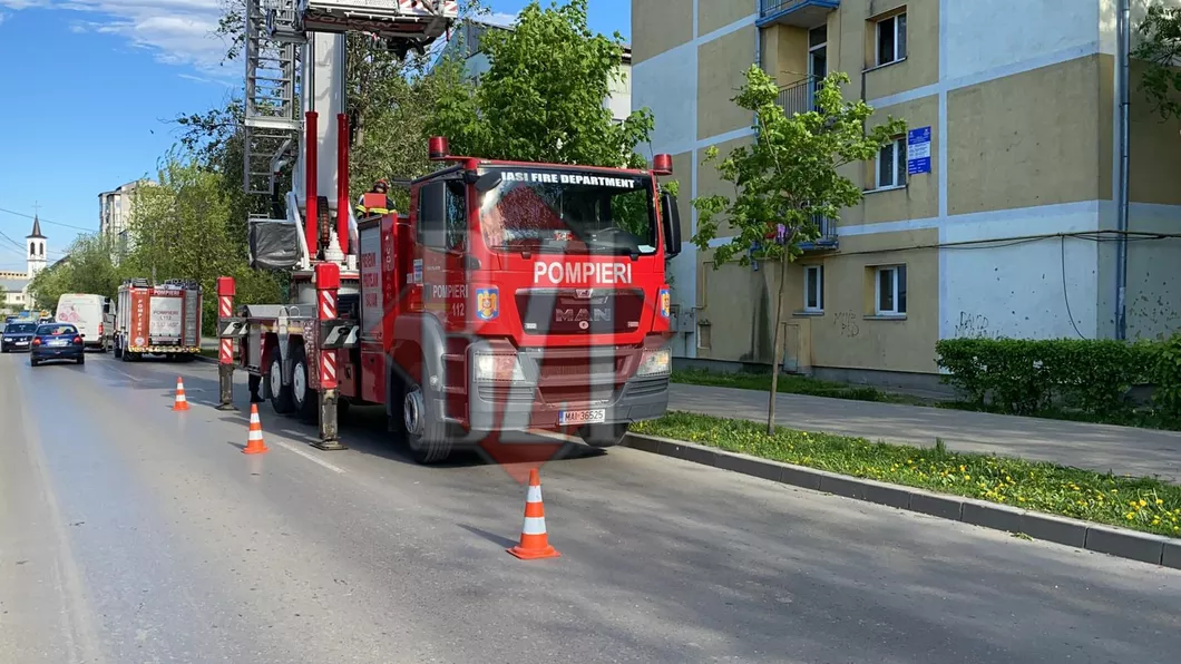 Intervenție a pompierilor pentru degajarea unor elemente de construcție la un bloc din Iași - FOTO VIDEO
