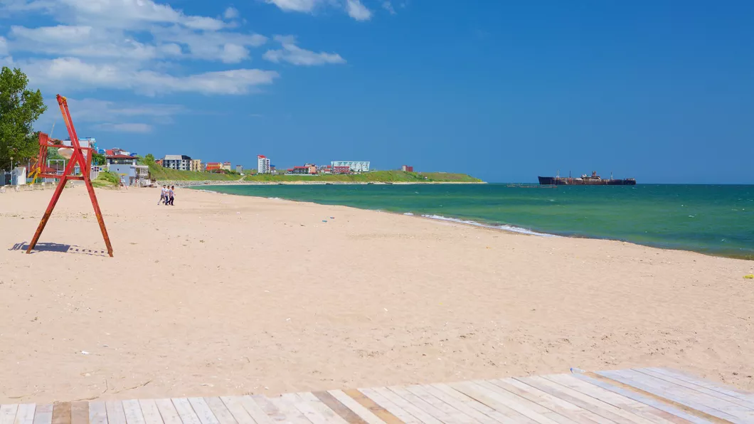 Plaja Costinești pregătită pentru noul sezon estival. Turiștii au venit în stațiune deși nu e încă deschisă