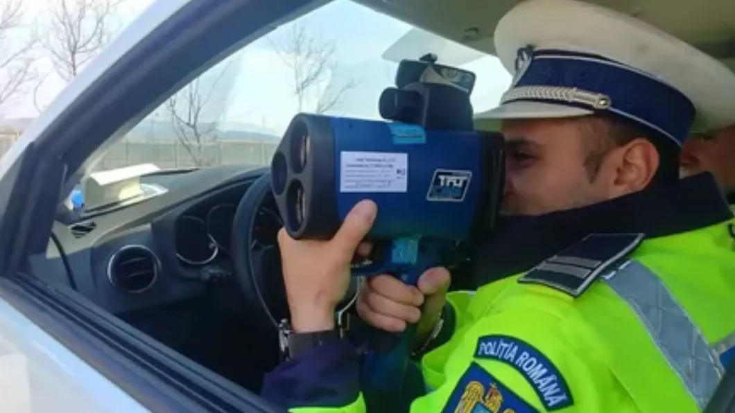 Cel mai grăbit dintre şoferi Poliţiştii din Fălticeni Suceava au tras pe dreapta un BMW care gonea cu 200 kmh