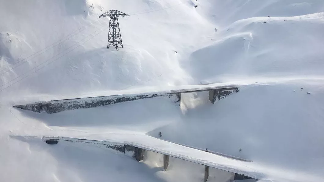 Zăpadă de 6 metri pe Transfăgărășan. Drumarii au început deszăpezirea