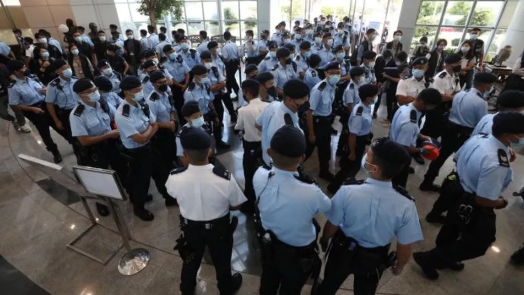 Abuz în Hong Kong după ce poliţiştii au arestat cinci directori ai unei publicaţii pro-democrație - FOTO