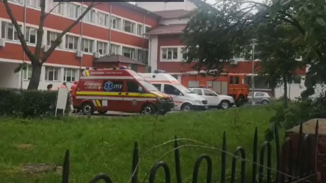 Zeci de pacienţi au fost evacuaţi din spital după ce a izbucnit un incendiu - VIDEO