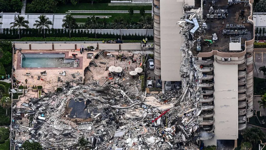 O clădire uriaşă s-a prăbușit în Miami SUA Sute de oameni evacuaţi și răniţi Imaginile care amintesc de World Trade Center - FOTO VIDEO