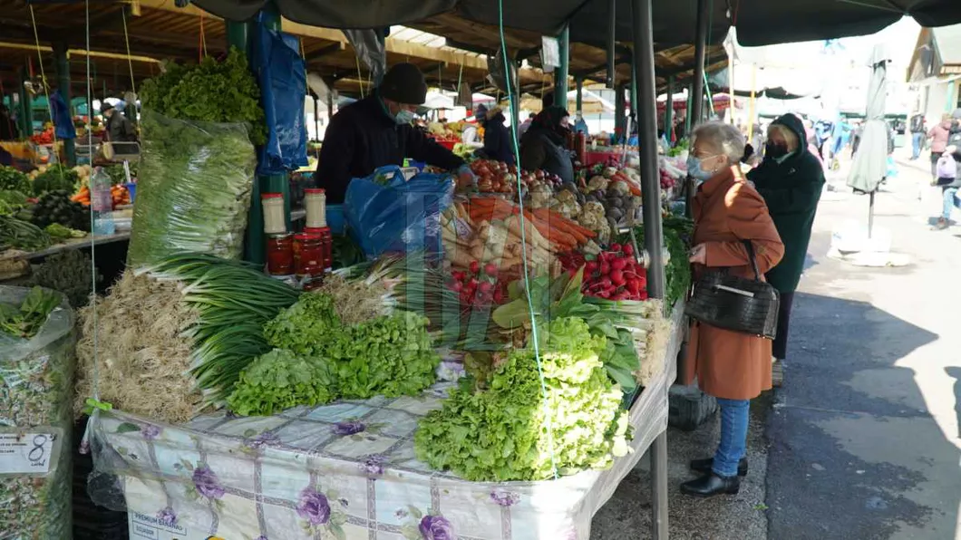 Direcția Agricolă Iași demarează controalele în piețe la fructele și legumele de sezon Comercianții riscă amenzi de până la 15.000 de lei dacă nu respectă legislația
