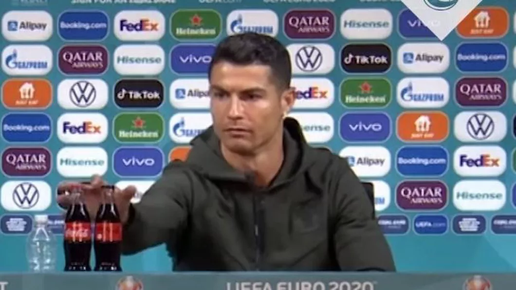 Imagini savuroase Un simplu gest făcut de Cristiano Ronaldo a distrus compania Coca-Cola - VIDEO
