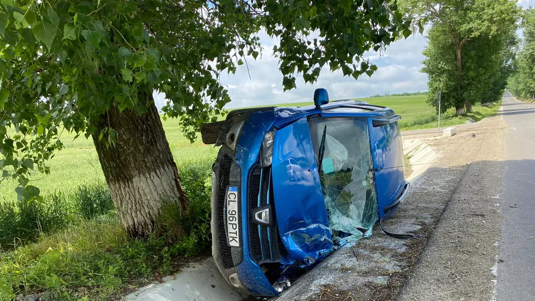 Un autoturism s-a răsturnat după ce șoferița a intrat în plin în remorca unui tractor într-o localitate din Iași - EXCLUSIV FOTO UPDATE