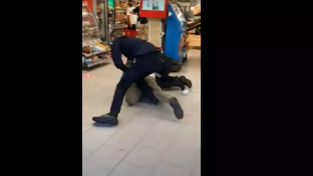 Un bărbat din Sibiu înarmat cu un cuţit în supermarket pus la pământ de forţele de ordine - VIDEO