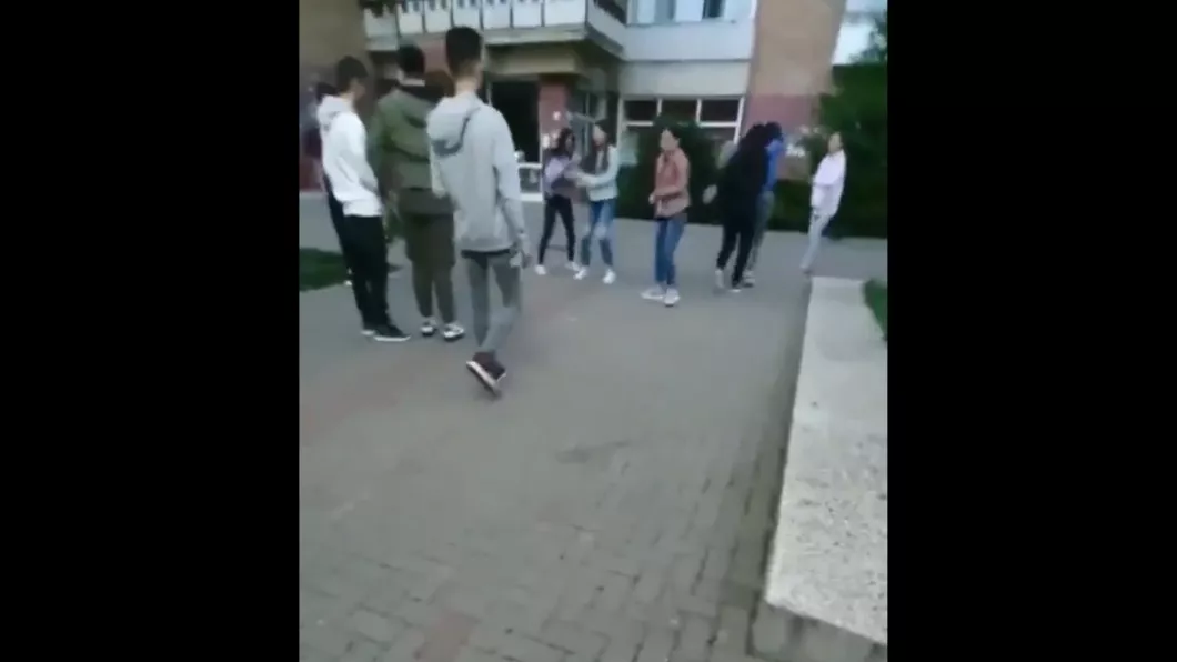 Cinci adolescente din Târgu Frumos își împart pumni și picioare. Motivul de la care a plecat conflictul este halucinant - VIDEO