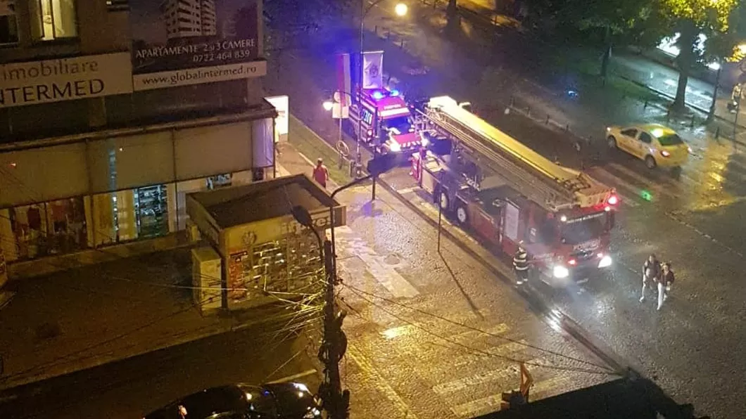 Intervenție de urgență în Iași Un grătar în sufragerie bucurie pentru petrecăreți panică pentru pompieri și locatari - EXCLUSIV FOTO