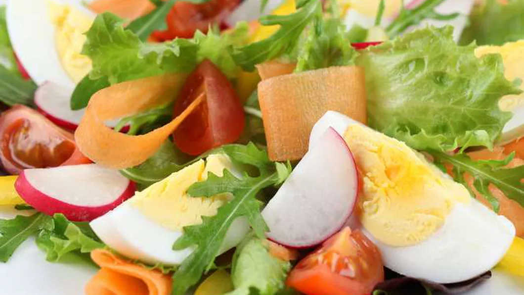 3 reţete de salată pentru slăbit. Te ajută să dai jos kilogramele în plus