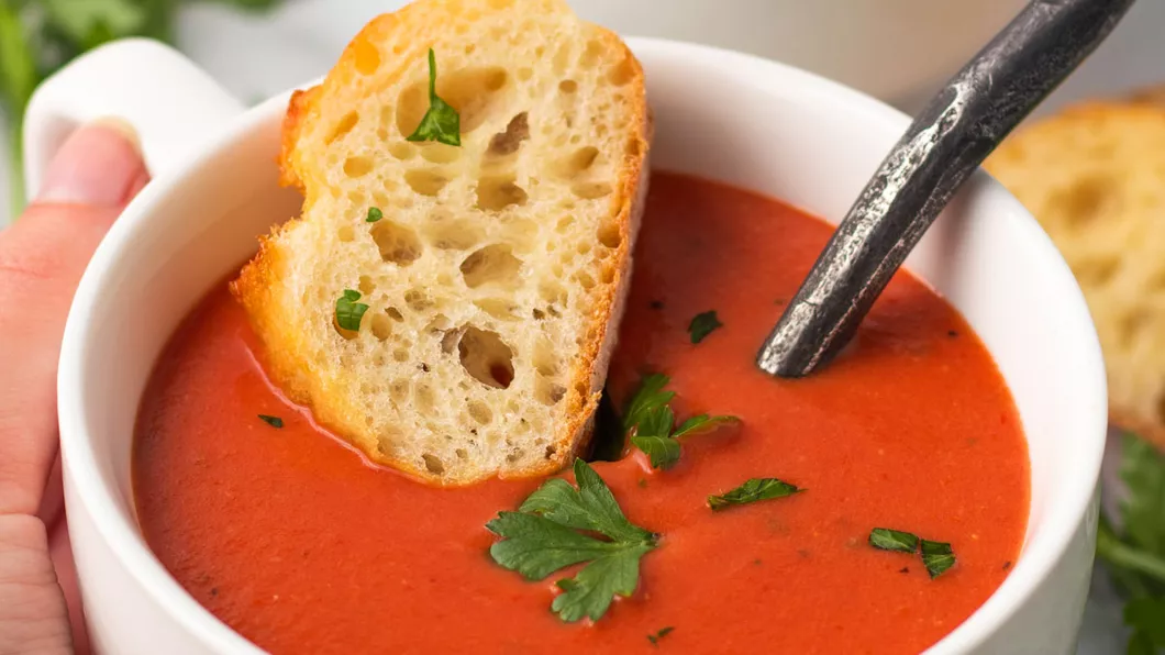 Reţetă supă de roşii. Simplă şi bună. Cu ce se servește
