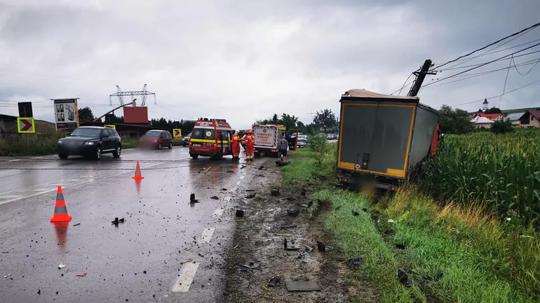 Accident rutier grav în intersecţia de la Roman Un TIR a intrat în coliziune cu un autoturism Circulația este blocată - FOTO