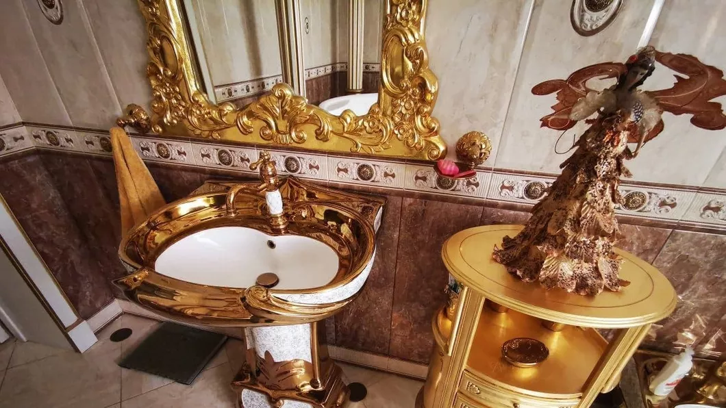 Iată casa unui poliţist rutier din Rusia Are toaletă din aur şi sute de mii de euro - GALERIE FOTO