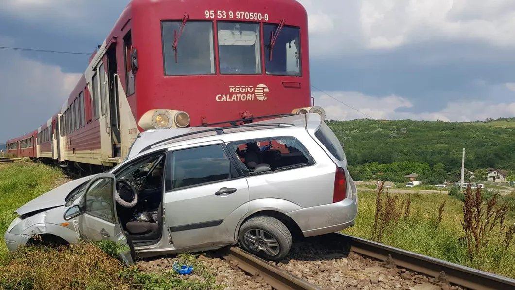 Accident feroviar în localitatea Larga Jijia. În autoturismul implicat în coliziune se aflau două persoane - Exclusiv Galerie Foto Update