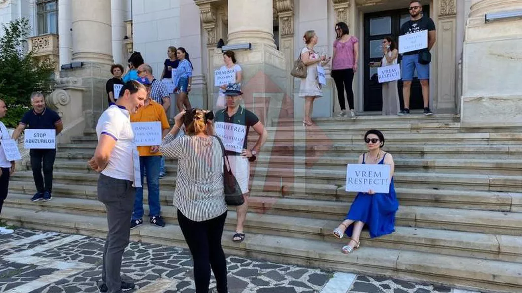 Noi proteste la Opera Naţională Română din Iași Protestatarii îşi strigă nemulţumirile  - VIDEO