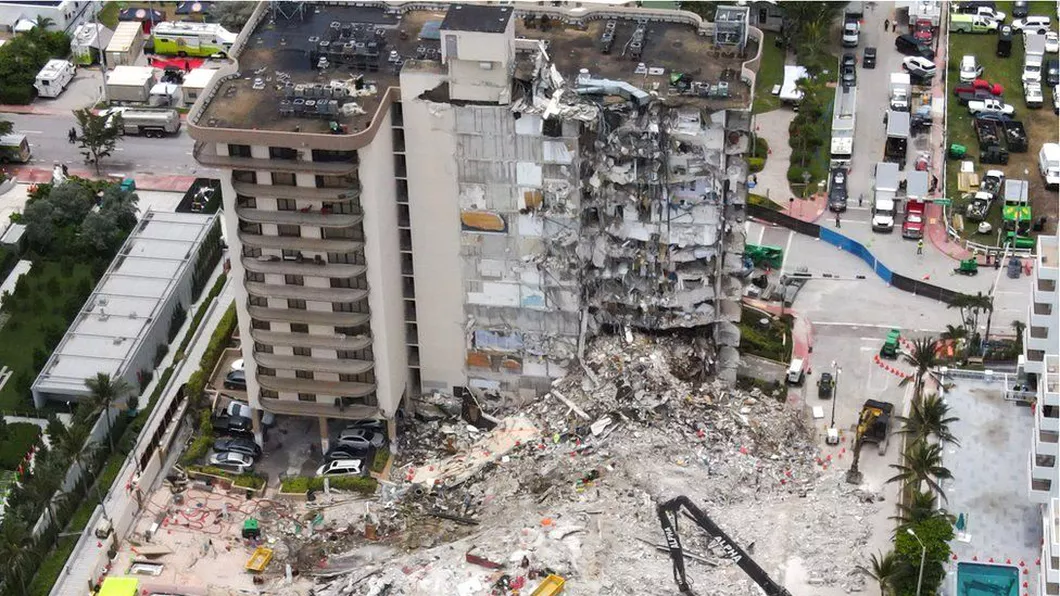 Structura rămasă după prăbușirea clădirii din Miami a fost demolată de autorități