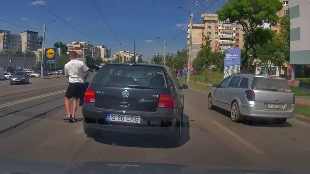 Șicanare în trafic. Doi bărbați puși pe scandal au urmărit un autoturism pentru a-i da șoferului o lecție - Video