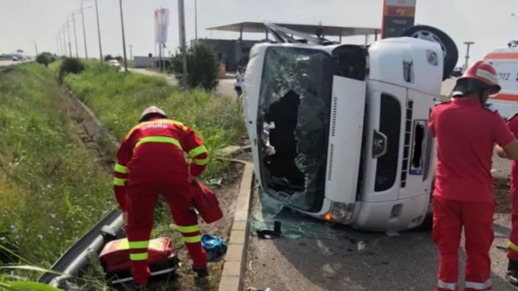 Accident rutier pe Autostrada Soarelui. Un microbuz cu 6 persoane s-a răsturnat. Elicopterul SMURD intervine de urgenţă - UPDATE