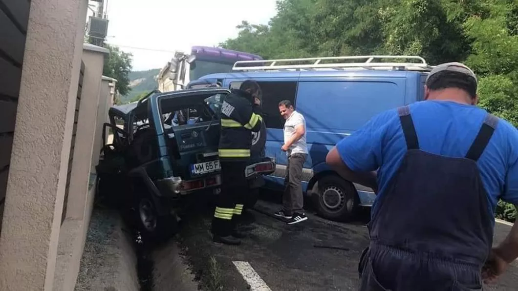 Momentul producerii accidentului din judeţul Maramureş. O şoferiţă de 19 ani a decedat după ce a fost izbită de o autoutilitară - FOTO VIDEO
