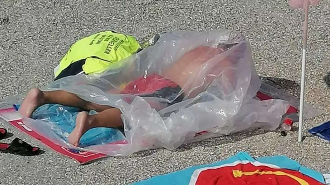 Bărbat surprins pe plajă într-un sac de celofan. Explicaţia gestului său este lăudabilă