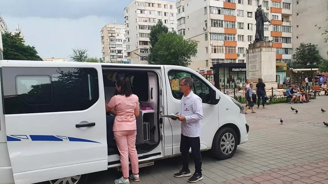 Ploaia i-a alungat pe ieșeni de la imunizare Noua caravană mobilă organizată de DSP Iași a reușit să vaccineze într-o oră 15 persoane