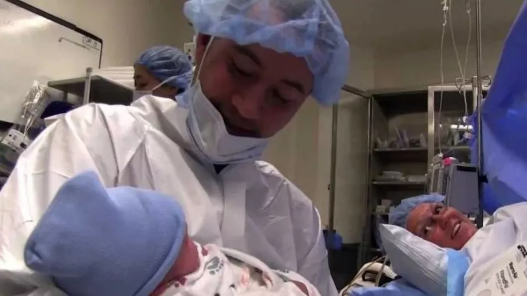 Un doctor îi întâmpină pe bebeluși cu un zâmbet. Acesta are un obicei special când ajută femeile să nască