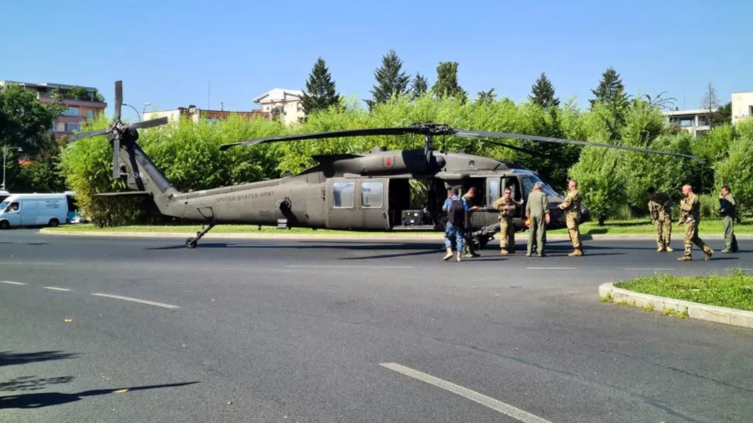 Iată momentul în care elicopterul militar a aterizat în forţă în București - FOTO VIDEO