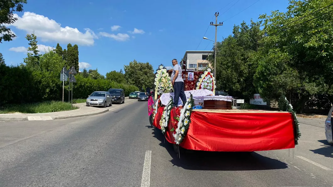 Tragedie în clanul Stănescu din Iaşi. Racovina Stănescu a fost condusă pe ultimul drum cu sicriul descoperit - EXCLUSIV FOTO