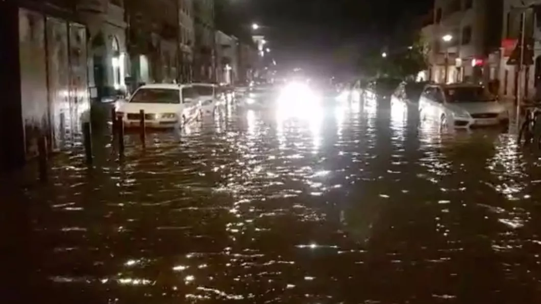 Dezastru în Cluj-Napoca Străzile din centrul orașului au fost inundate după o ploaie de 30 de minute - VIDEO