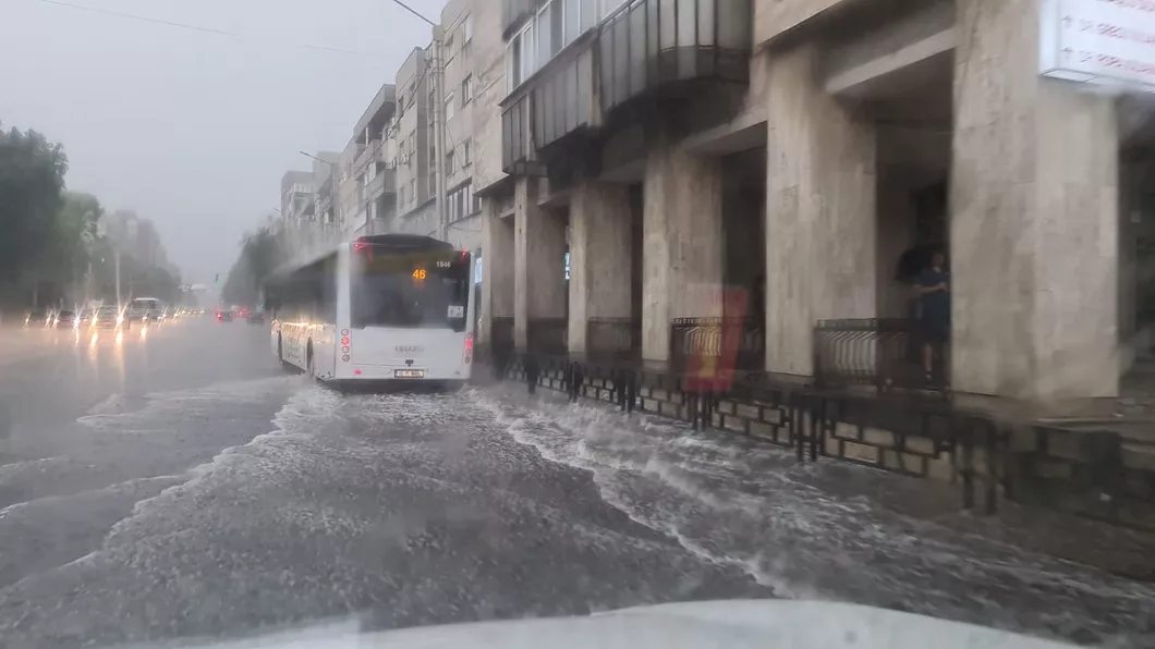Ploaia a pus stăpânire pe municipiul Iași Străzile sunt în pericol de a fi inundate - FOTO VIDEO