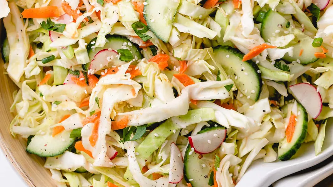 Rețetă de salată care te ajută la slăbit. Scapă uşor de kilogramele în exces