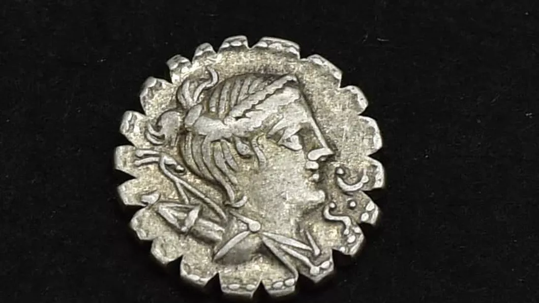 Un doljean a descoperit un tezaur veritabil în timp ce făcea săpături Peste 100 de monede romane şi podoabe de argint vechi de aproape 2.300 de ani