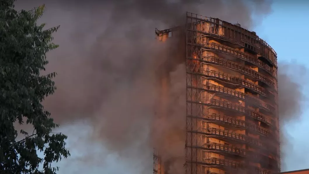 Incendiu masiv în Italia. Un bloc de 20 de etaje a ars ca o torță în Milano - VIDEO