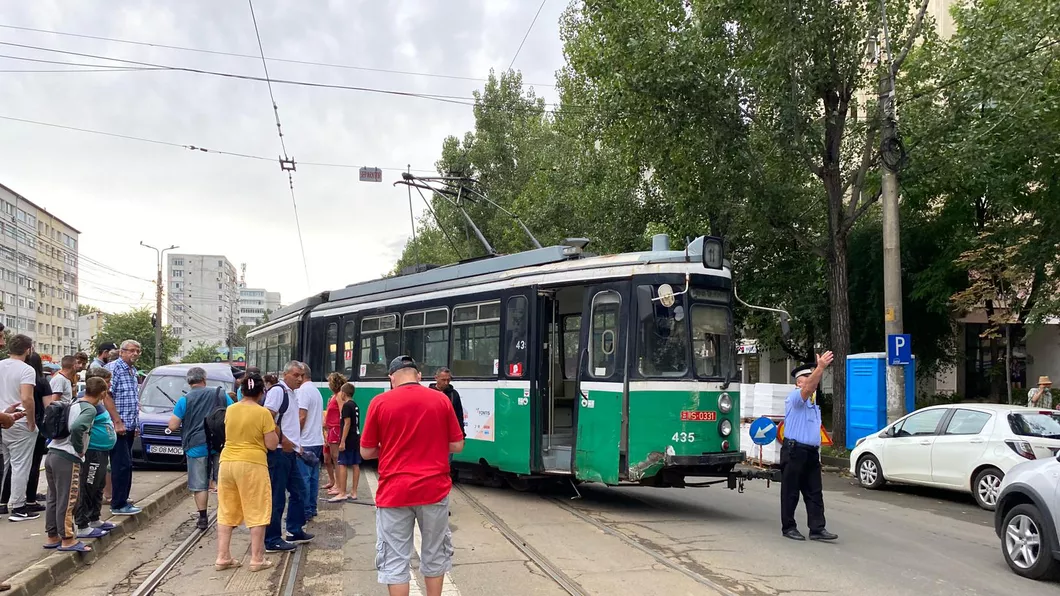 Accident rutier grav la Iaşi. Un tramvai a intrat în coliziune cu un autoturism în Alexandru cel Bun. O persoană este încarcerată - EXCLUSIV GALERIE FOTO LIVE VIDEO UPDATE